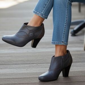 Clarks bendable bootie shoes size 8.5 W blue gray button detail leather